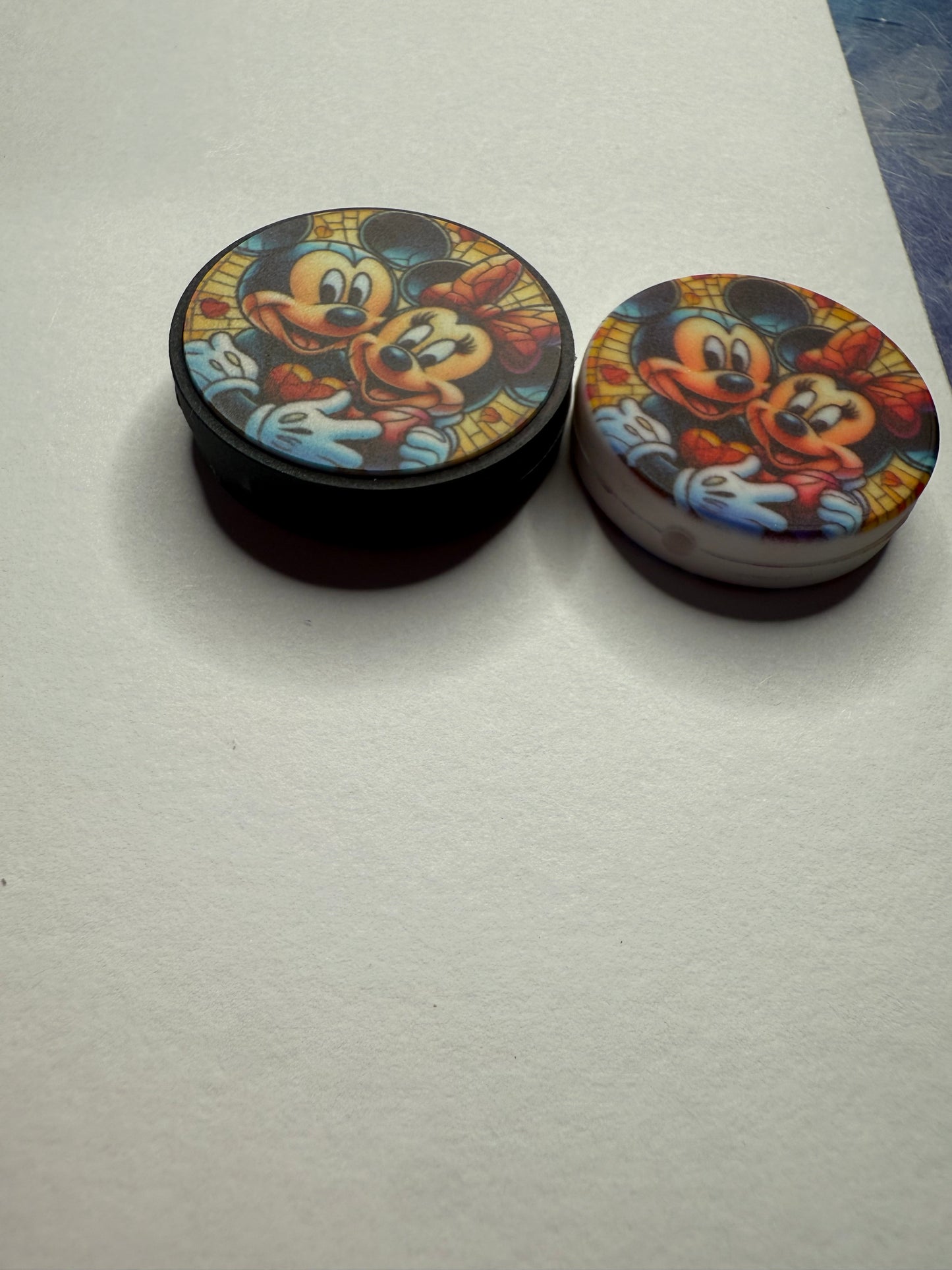 Focal 2d circle Mickey and Minnie together